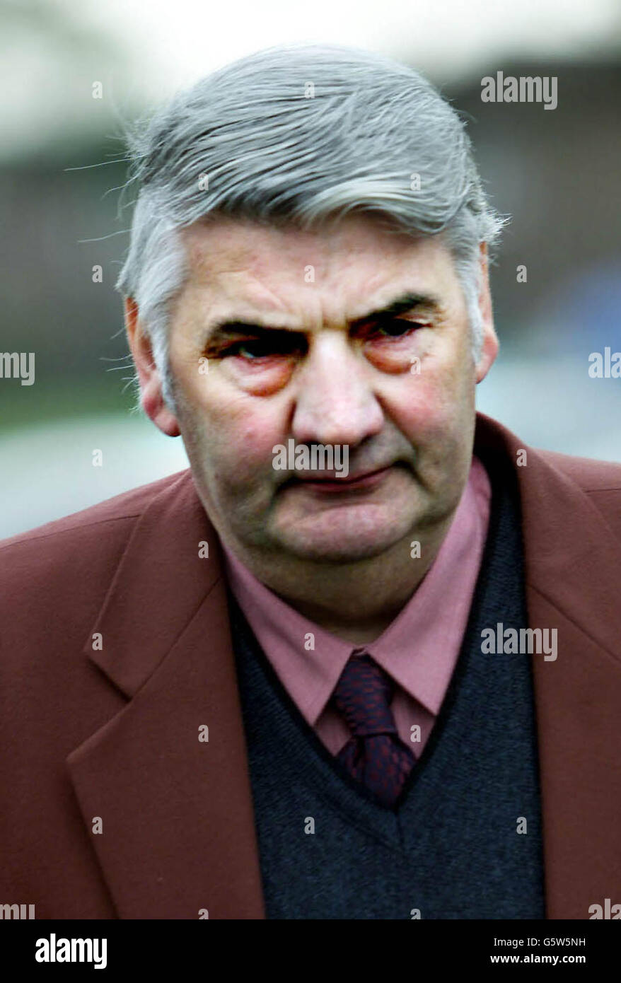 L'agriculteur Bobby Waugh arrive au tribunal de la magistrature de Bedlington, dans le Northumberland, pour être accusé de ne pas avoir informé les autorités de l'existence de la fièvre aphteuse et de causer des souffrances aux animaux.* 30/5/02: Un jugement était attendu dans le cas d'un agriculteur accusé de ne pas avoir informé les responsables de la fièvre aphteuse découverte chez ses porcs au début de l'épidémie dévastatrice de l'année dernière.L'éleveur de porcs Bobby Waugh, qui était un fournisseur de l'abattoir où la maladie a été découverte pour la première fois, a été accusé d'une série de 15 accusations de santé animale et de cruauté après la découverte du virus à Banque D'Images