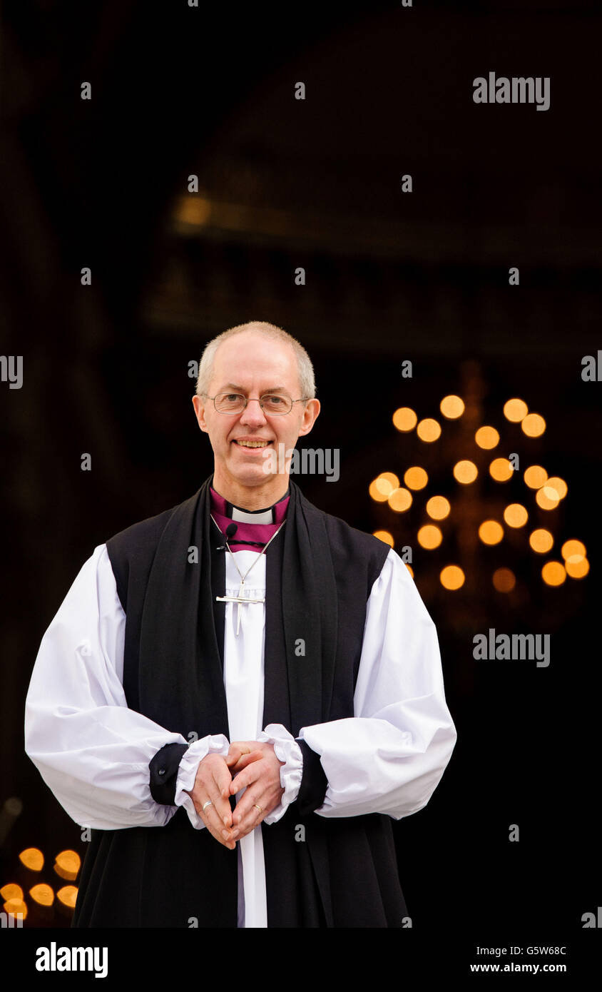 Le très révérend Justin Welby, ancien évêque de Durham, se dresse sur les marches de la cathédrale Saint-Paul, à Londres, à la suite d'une cérémonie pour prendre officiellement les fonctions de nouvel archevêque de Canterbury. Banque D'Images