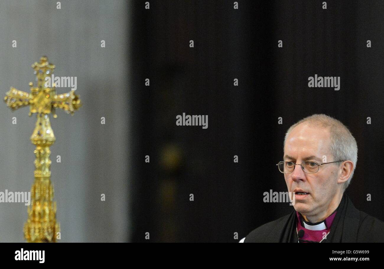 Le très Rév Justin Welby, ancien évêque de Durham, lors d'une cérémonie à la cathédrale Saint-Paul, pour prendre officiellement les fonctions de nouvel archevêque de Canterbury. Banque D'Images