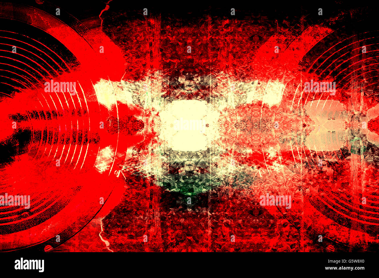 Les haut-parleurs audio grunge rouge sur un mur fissuré Banque D'Images