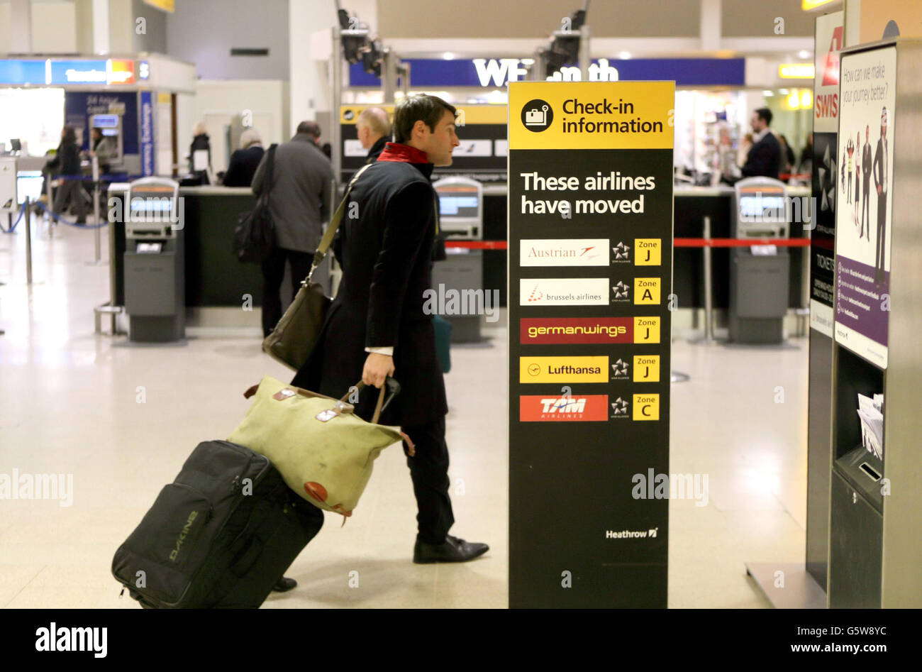 Aéroport de Heathrow - stock.Un passager s'enregistre dans le terminal 1 de l'aéroport de Heathrow Banque D'Images