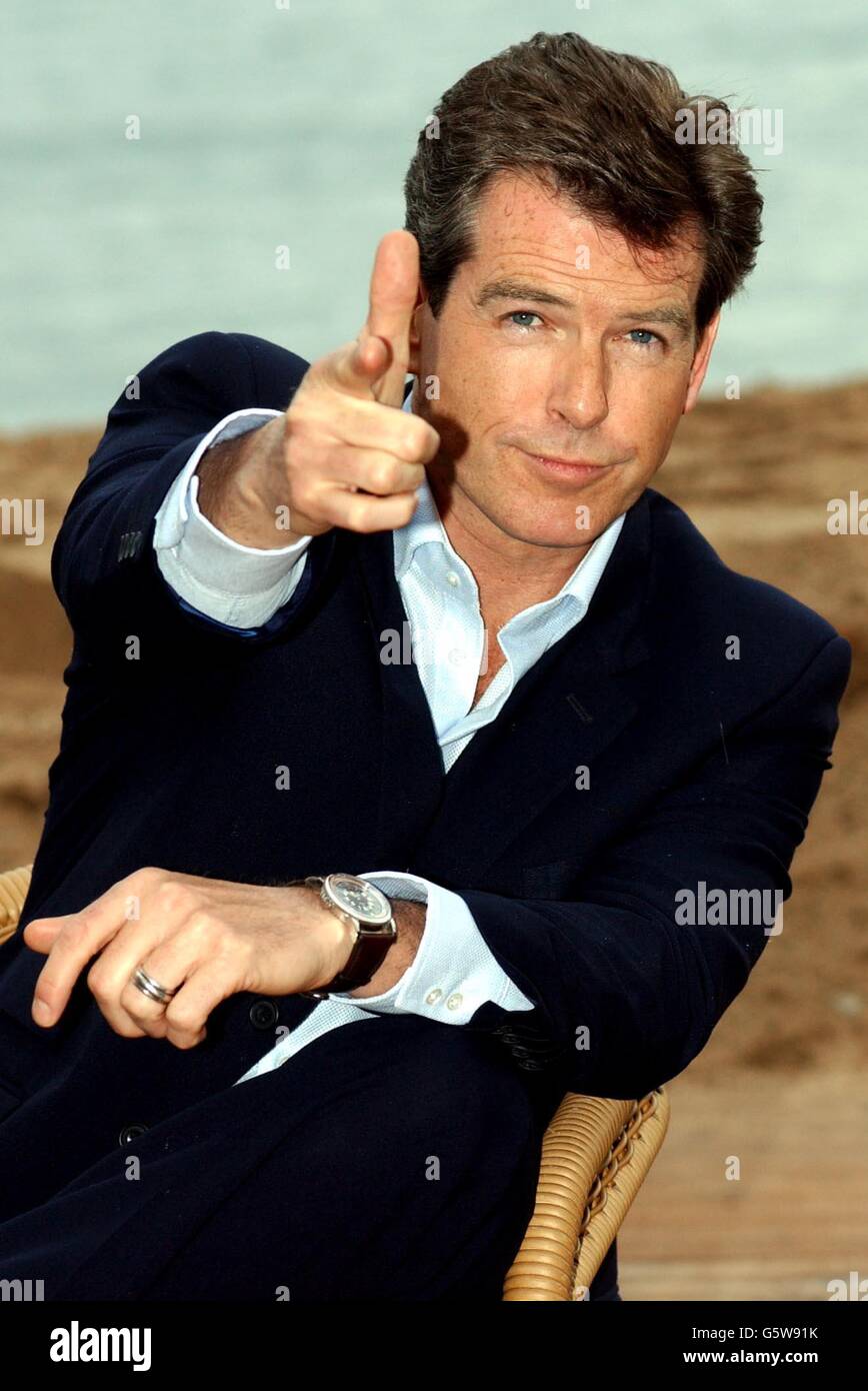 L'acteur Pierce Brosnan pose pour les photographes lors d'une séance photo au Noga Hilton Beach pour promouvoir le nouveau film James Bond « Die Another Day » au 55e Festival de Cannes. * 18/11/02: La Reine va assister à la première mondiale du film, Die Another Day, avec Brosnan comme agent 007. Banque D'Images