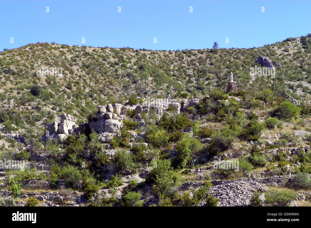 Cirque de Navacelles et village situé dans les montagnes des Cévennes dans le sud-est de la France. Banque D'Images