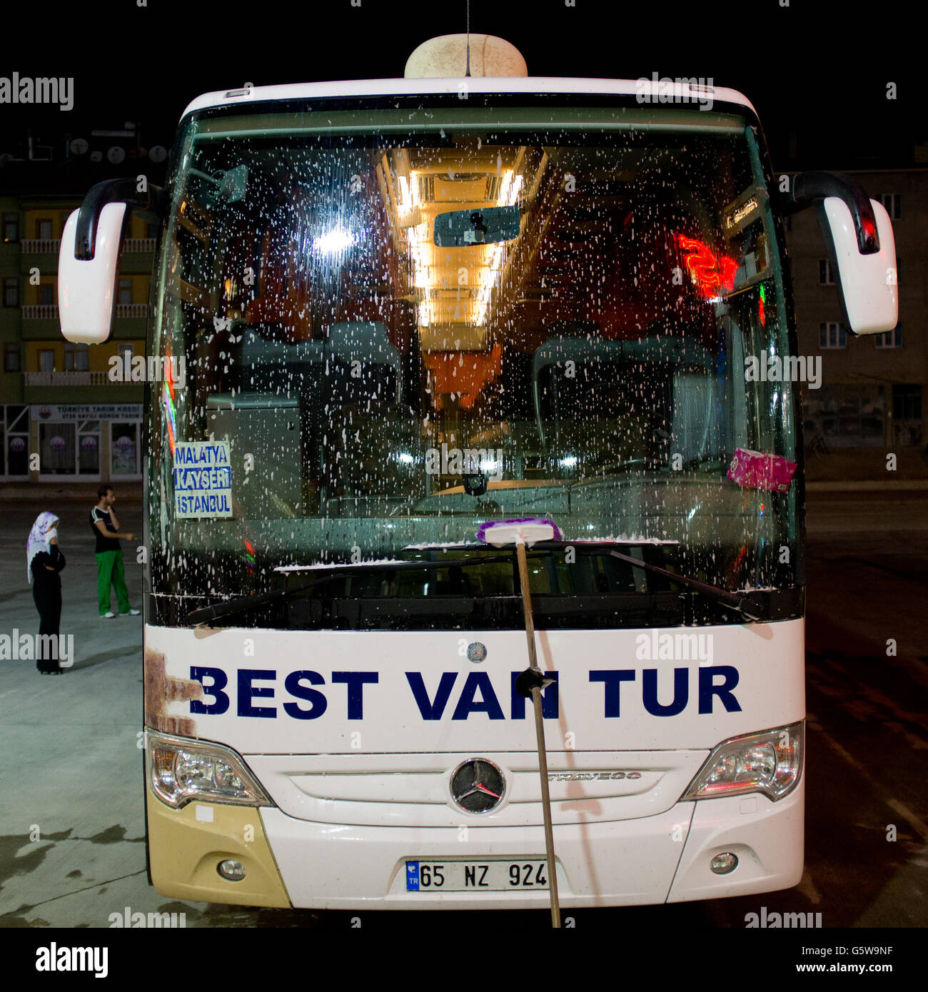 Le bus stationné dans une aire de repos sur la route qui va de Diyarbakır à Kayseri en Turquie. Banque D'Images