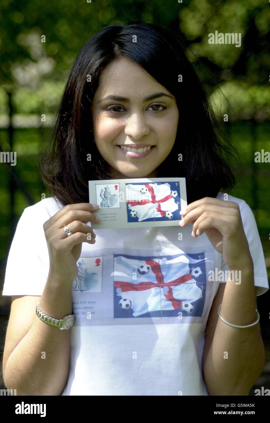 Parminder Nagra star du film britannique 'Bend it like Beckham' lors du lancement des timbres de la coupe du monde du Royal Mail sur Coram's Fields.Les timbres seront émis le 21 mai. Banque D'Images