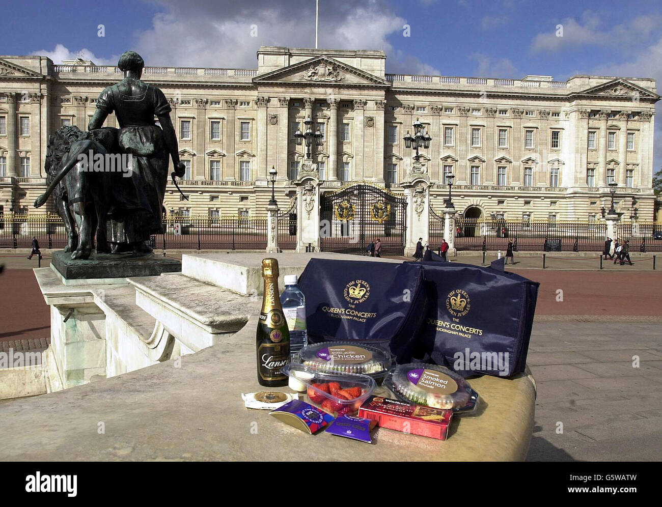 L'un des 24,000 hampers de pique-nique sera distribué aux congressistes du Jubilé d'Or au Palais de Buckingham, exposé devant le Palais.Le sac de fraîcheur souvenir gratuit est rempli de roulade de saumon fumé, de poulet Jubilé et de salade de pâtes, de fraises et de crème.* .... une demi-bouteille de champagne Lanson, chocolats commémoratifs Cadburys, duché originaux gâteaux oaten gracieuseté du Prince de Galles et eau minérale.De plus, chaque sac de fraîcheur bleu marine contiendra une flûte à champagne en plastique, un sac à couverts avec serviette et un poncho de pluie bleu marine assorti au logo Queen's concerts. Banque D'Images