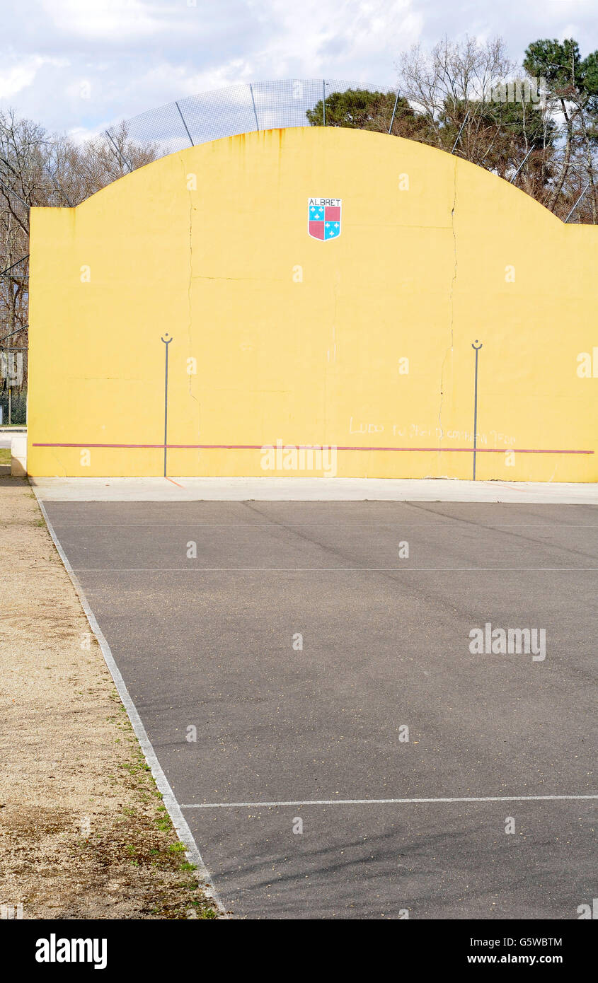 Vue de l'open-air fronton de pelote basque dans le village de Labrit. Landes. La France. Banque D'Images