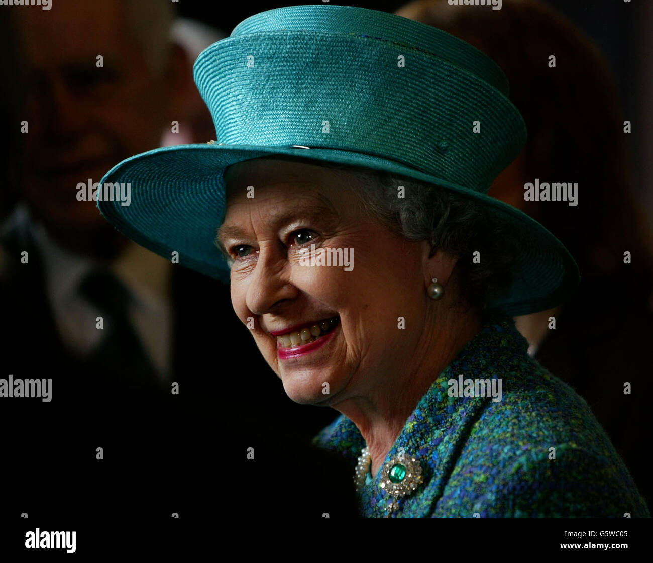 La reine Elizabeth II de Grande-Bretagne sourit lors d'une visite aux bâtiments de Stirling Minipal, où elle a vu les lettres patentes accordant le statut de ville à Stirling. La Reine est le deuxième jour de la visite du Jubilé d'or en Écosse, lors d'une tournée pour marquer sa 50e année sur le trône. Banque D'Images