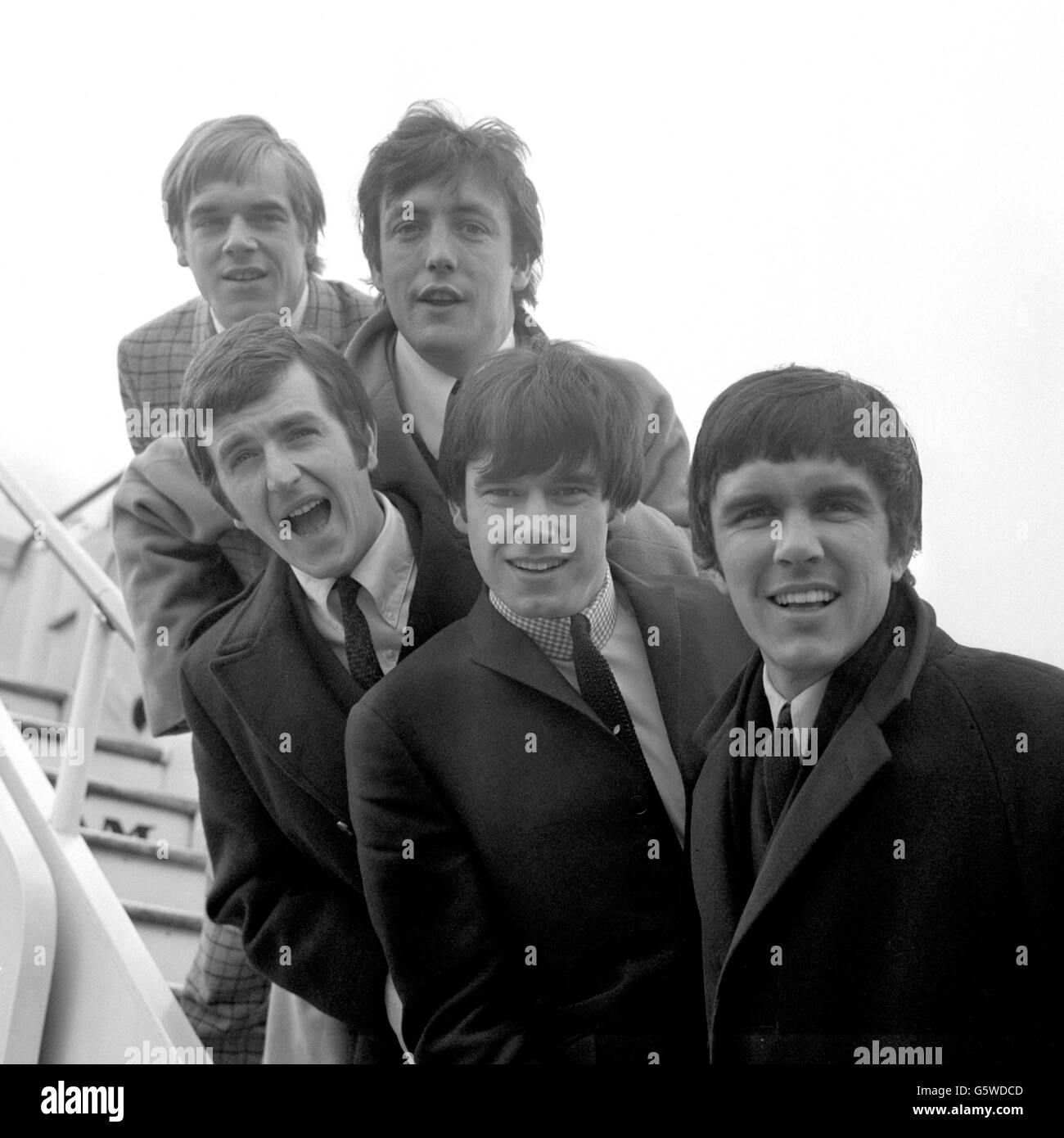 Les Dave Clark Five posent sur les marches d'un avion alors qu'ils quittent Londres pour une tournée de trois-travaux de l'Amérique. (De haut en bas) Lenny Davidson, Mike Smith, Rick Huxley, Denis Payton et Dave Clark. Banque D'Images