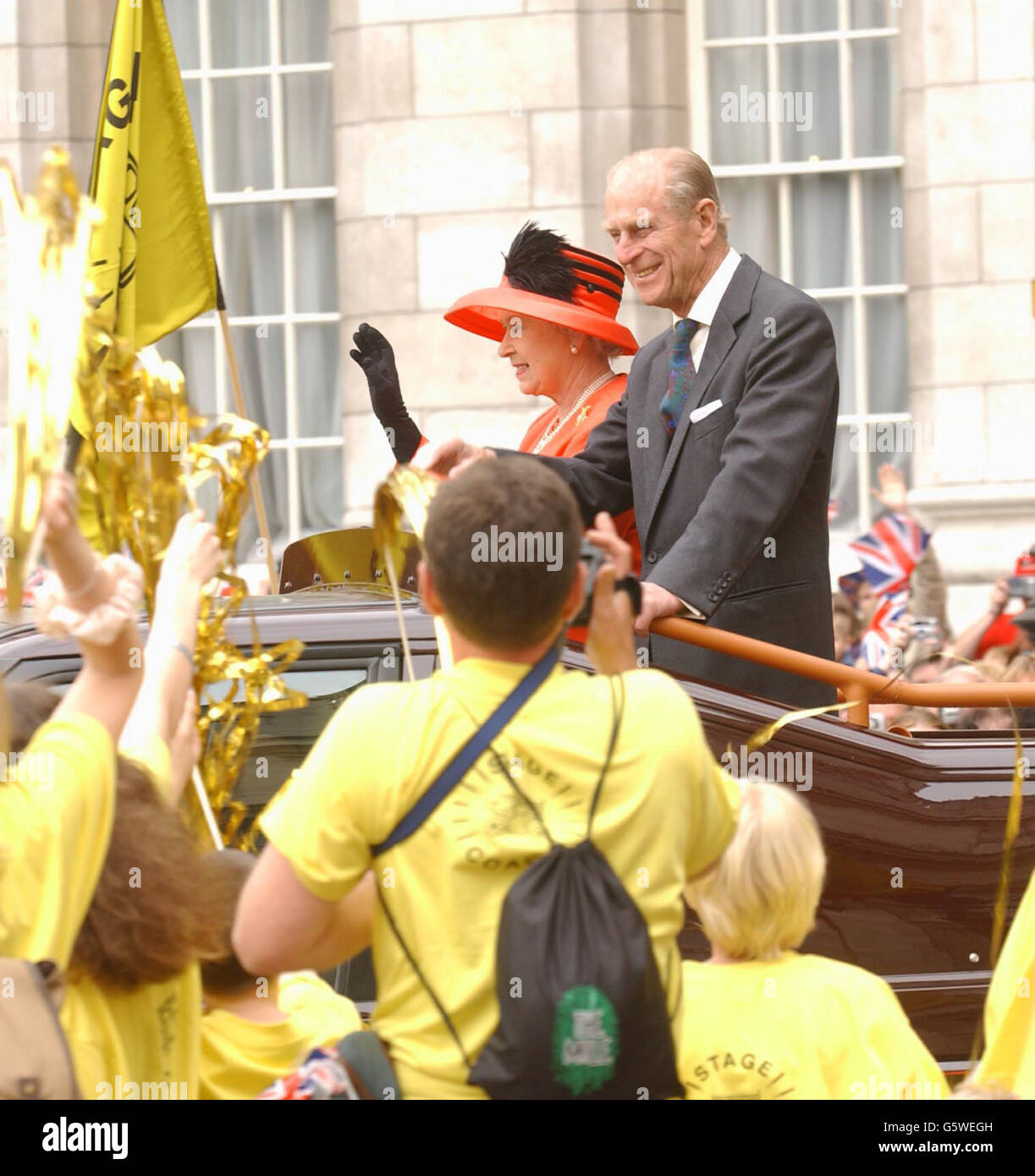 La reine Elizabeth II et le duc d'Édimbourg passent devant l'arche de l'Amirauté, le long du centre commercial, en direction de Buckingham Palace, dans une voiture à toit ouvert, pendant la procession royale pour marquer le Jubilé d'or de la reine Elizabeth II. Banque D'Images