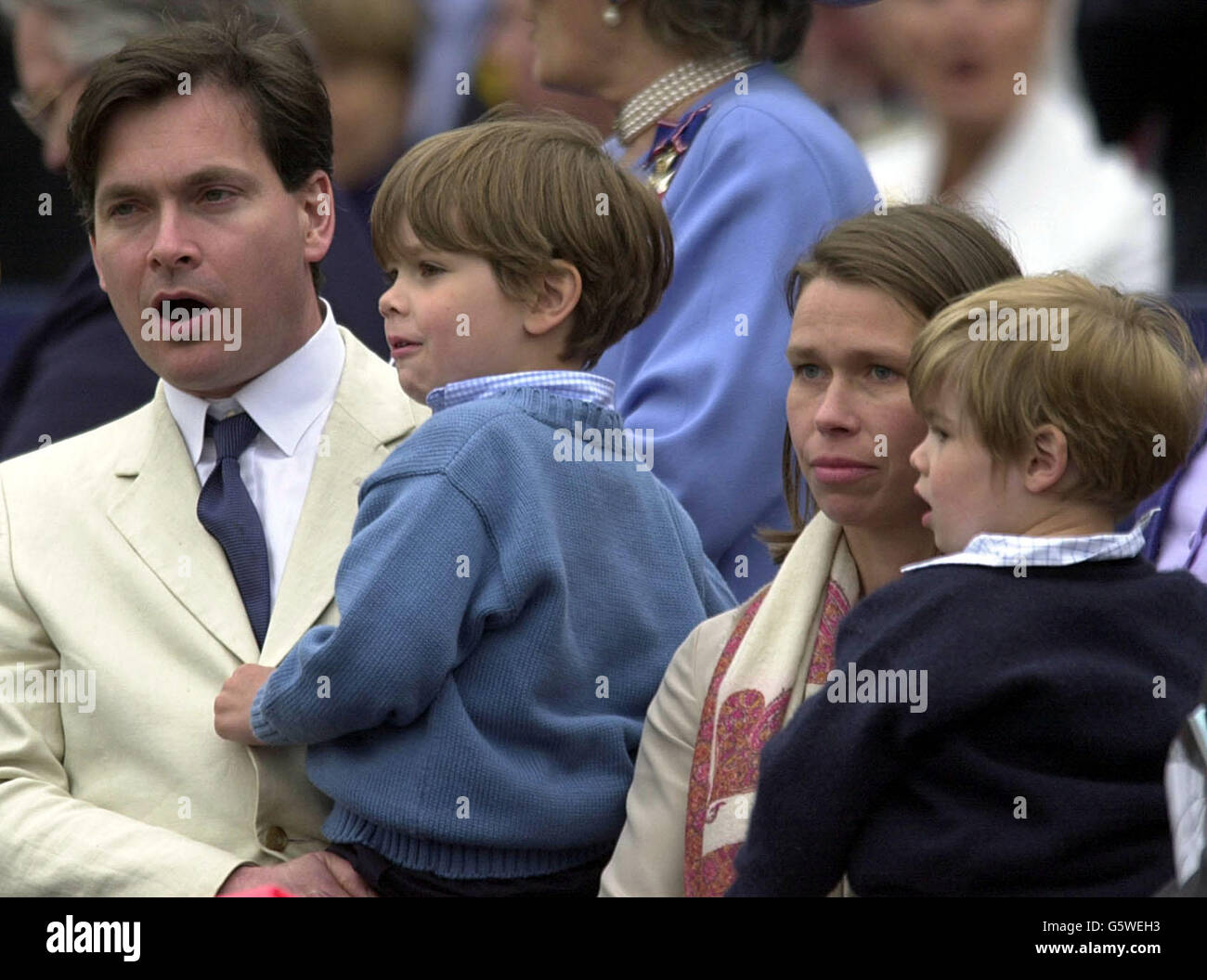 La fille de la princesse Margaret, Lady Sarah Chatto, avec son mari Daniel Chatto et ses enfants sur le stand VIP en regardant le défilé du Jubilé de la reine. Banque D'Images