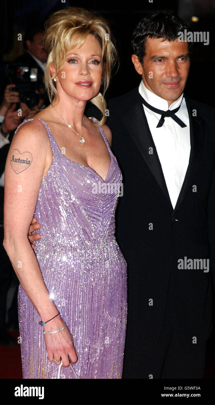 Antonio Banderas et son épouse Melanie Griffith arrivent pour la première de 'femme Fatale' au Palais des Festival pendant le 55e Festival de Cannes. Banque D'Images