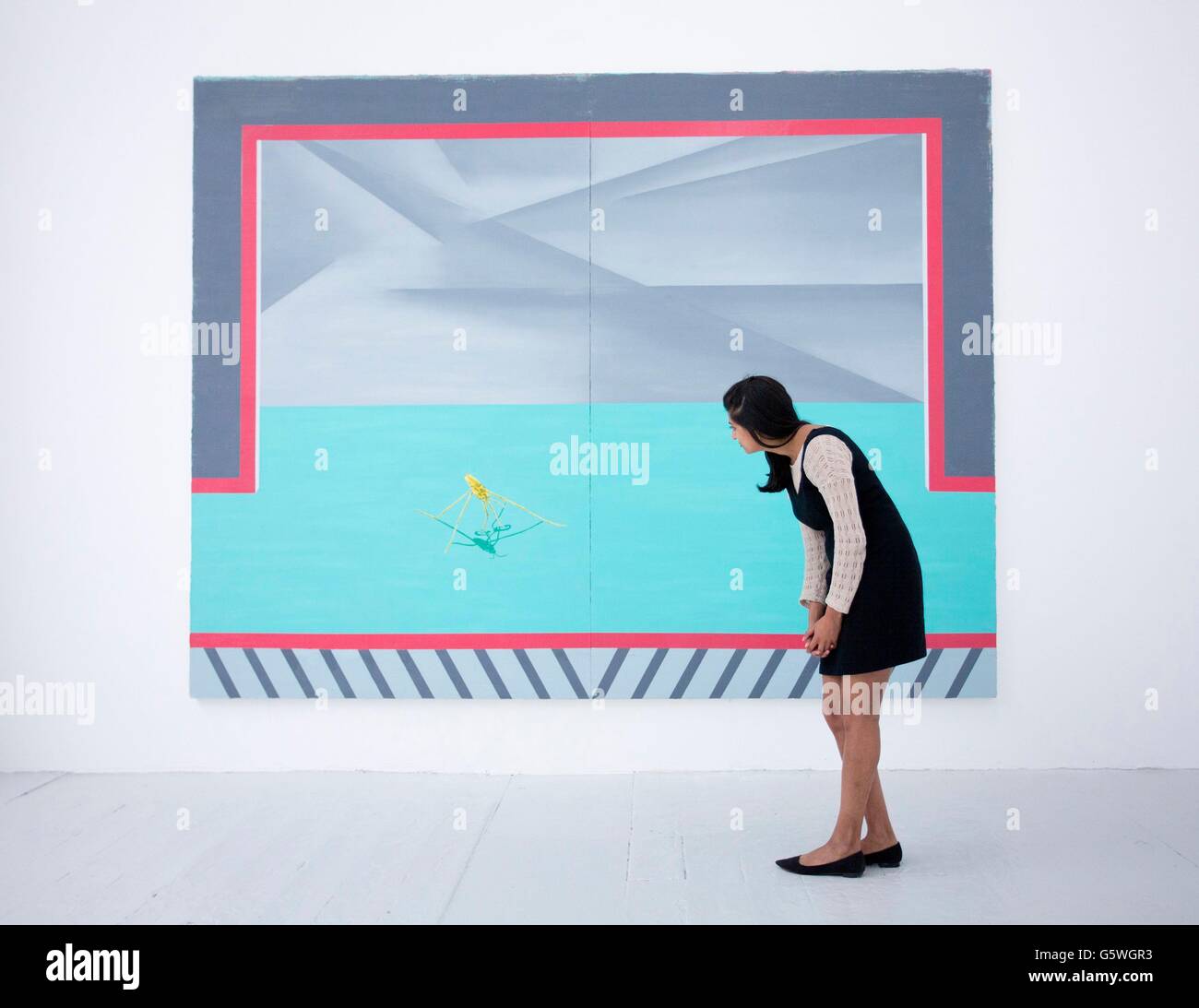 Une femme voit Infinity Pool (vous avez attrapé le bogue et l'avez gardé en chambre froide) par l'artiste Rian Coughlan qui est exposé à la Royal Academy of Arts dans le centre de Londres, dans le cadre de l'exposition annuelle des œuvres d'artistes diplômés de la Royal Academy of Arts Banque D'Images