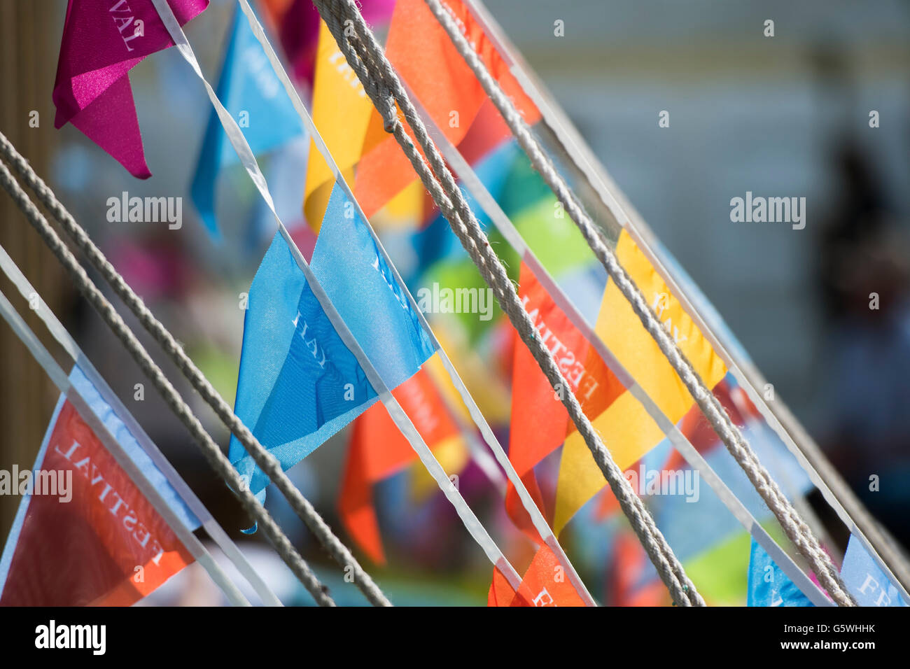 Sur les pavillons colorés bunting au Hay Festival de la littérature et les arts, Hay-on-Wye, Powys, Pays de Galles, Royaume-Uni, le 03 juin 2016 Banque D'Images