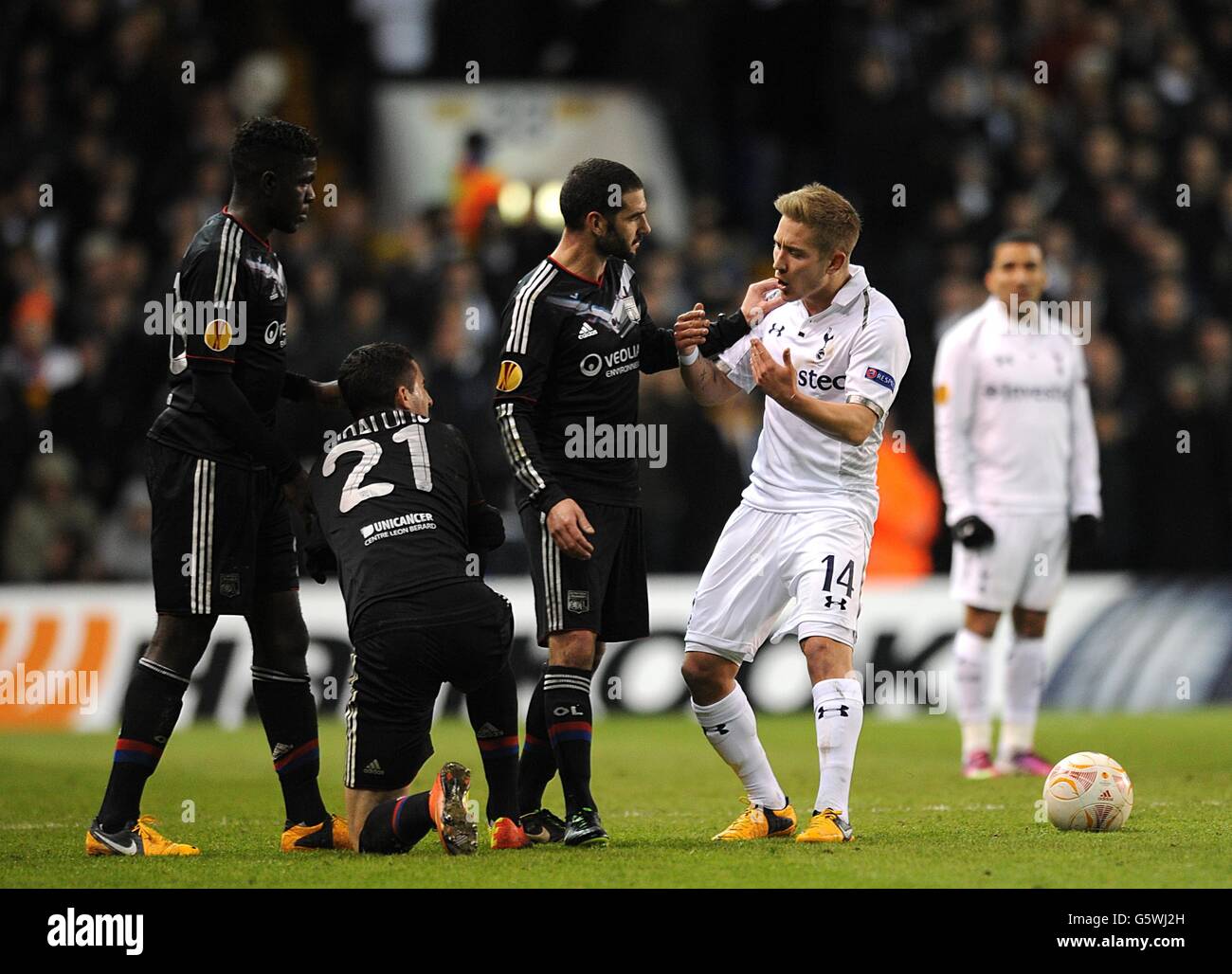 Football - UEFA Europa League - Round of 16 - First Leg - Tottenham Hotspur v Olympique Lyonnais - White Hart Lane.Lewis Holtby de Tottenham Hotspur (à droite) entre dans un argument avec Maxime Gonalons de Lyon (21) et Lisandro Lopez (au centre) Banque D'Images