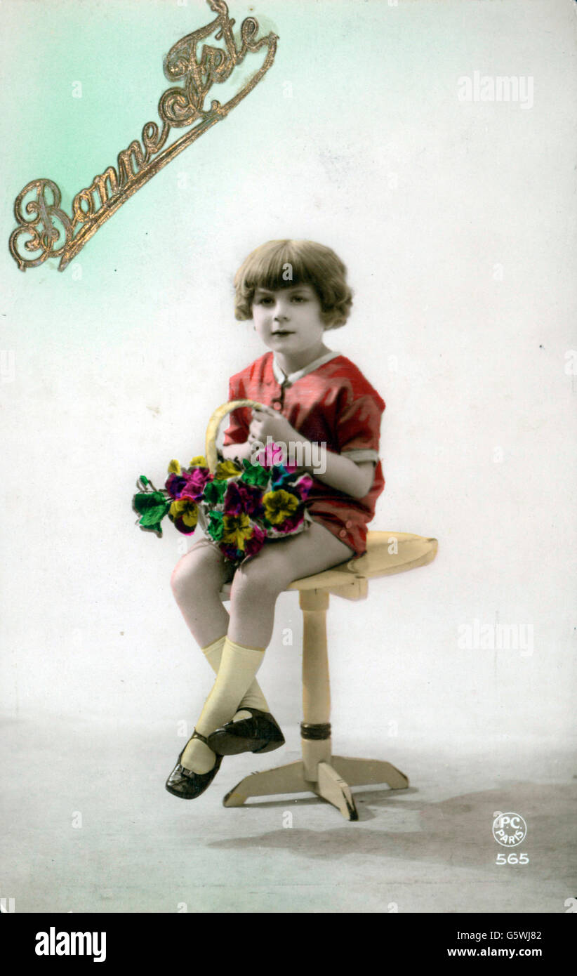 Kitsch Cartes Souvenir Bonne Fete Happy Holidays Enfant Avec Panier De Fleurs Carte Postale D Images De Couleur Vers 19 Droits Supplementaires Clearences Non Disponible Photo Stock Alamy