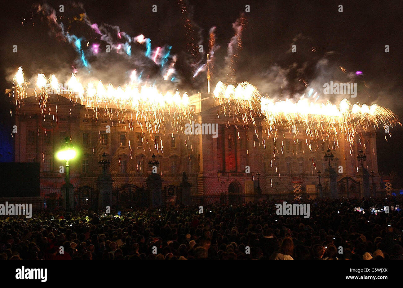 Des feux d'artifice éclatent au-dessus du palais de Buckingham à Londres, après que la reine Elizabeth II de Grande-Bretagne a allumé une balise pour commémorer son Jubilé d'or. * plus tôt, quelque 12,000 personnes avaient regardé la partie dans le Palais - le deuxième concert à avoir lieu dans le domaine en trois jours - une foule estimée à un million de personnes rassemblées à l'extérieur pour profiter de la musique. Mardi, elle se rendra à Saint-Paul pour un service d'action de grâce. Banque D'Images