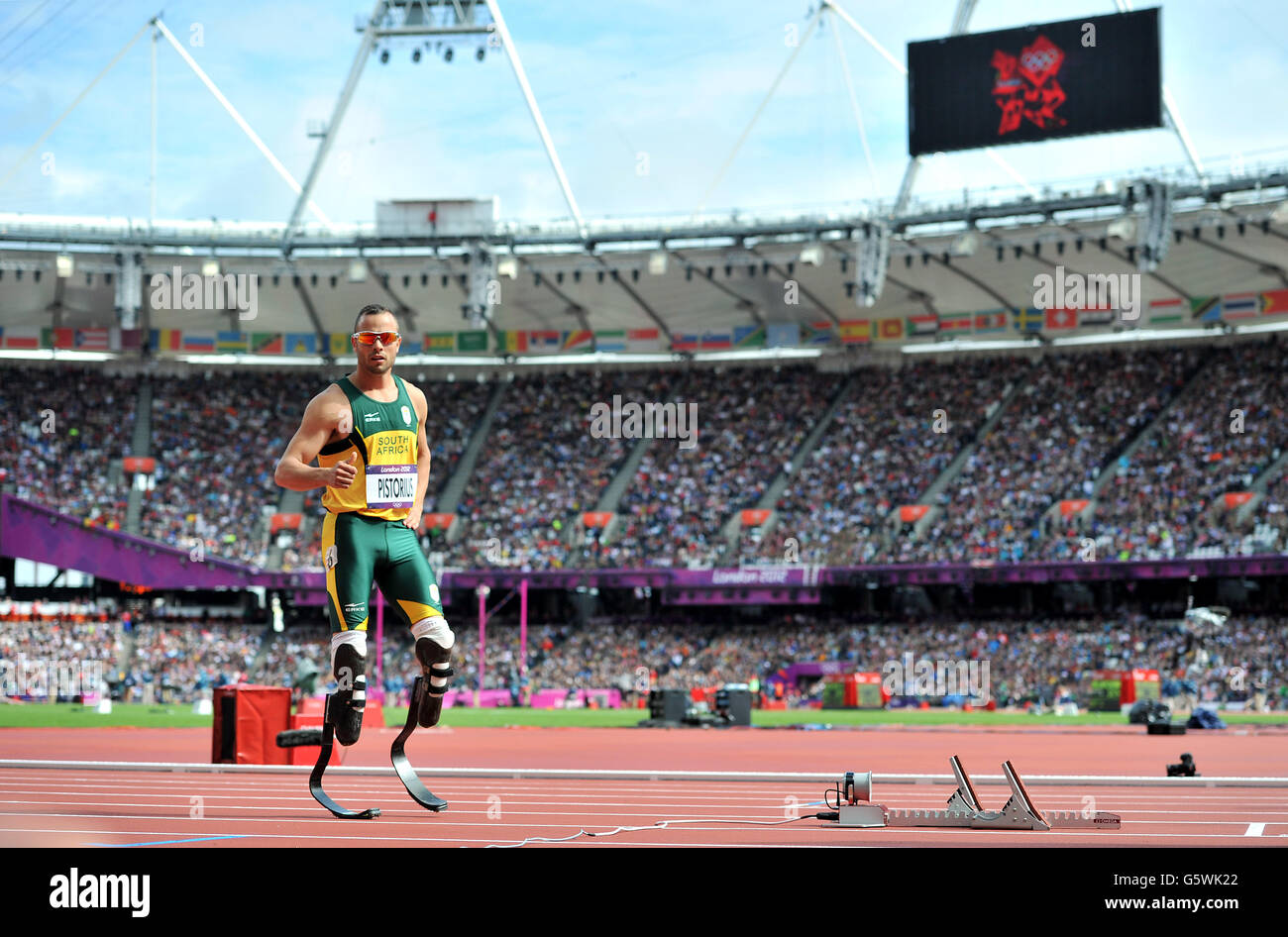 Oscar Pistorius en Afrique du Sud. APPUYEZ SUR ASSOCIATION photo. Date de publication : vendredi 15 février 2013. La star paralympique Oscar Pistorius est arrivée aujourd'hui devant un tribunal en Afrique du Sud, accusé d'avoir tué sa petite amie chez elle à Pretoria. Le vainqueur de la médaille d'or, connu sous le nom de Blade Runner pour ses jambes prothétiques, a quitté plus tôt un poste de police avec un manteau sur sa tête et est arrivé au tribunal dans un contexte de frénésie médiatique, a montré des images de télévision. Voir PA Story ATHLETICS Pistorius. Le crédit photo devrait se lire: Martin Rickett/PA Wire. Photo datée du 04/08/2012 Banque D'Images