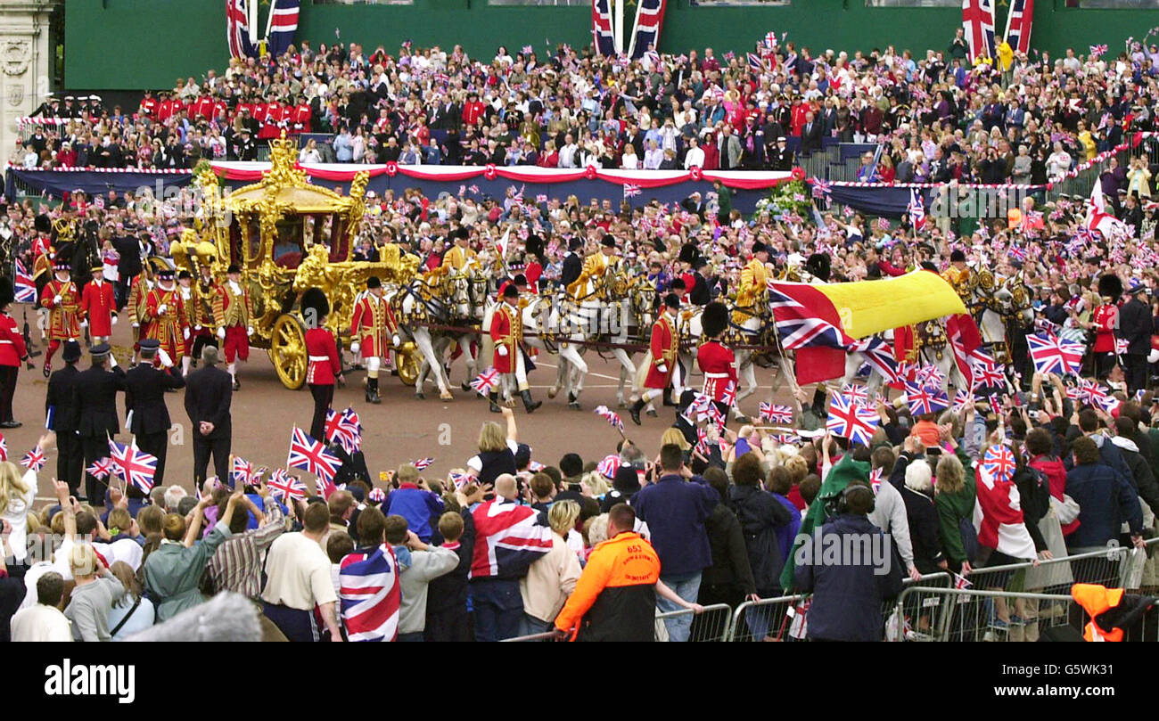 La reine Elizabeth II de Grande-Bretagne se déplace dans l'autocar de l'État d'or de Buckingham Palace à la cathédrale Saint-Paul pour un service de Thanksgiving pour célébrer son Jubilé d'or. * l'entraîneur a été construit pour le roi George III en 1762, et n'a été utilisé que deux fois par la reine avant - pour son couronnement, et son Jubilé d'argent. Plus tard, après un déjeuner au Guildhall de la City de Londres, elle va assister à un défilé et un carnaval le long du Mall. Lundi soir, plus d'un million de personnes se sont rassemblés dans le centre de Londres pour entendre le concert Party in the Palace et assister à un spectacle spectaculaire de feux d'artifice. Banque D'Images