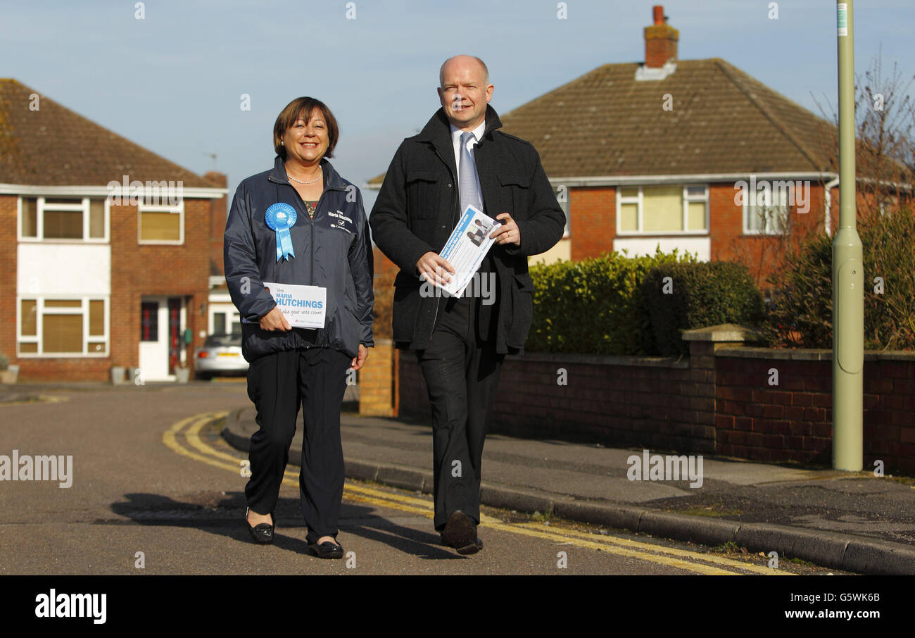 Le secrétaire aux Affaires étrangères William Hague se joint à la candidate parlementaire potentielle conservatrice Maria Hutchings pour la campagne électorale à Eastleigh, dans le Hampshire. Banque D'Images