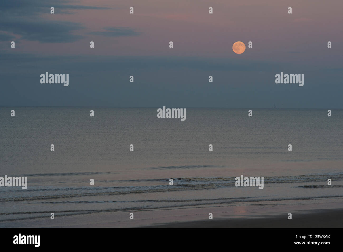 Le Strawberry Moon Rising sur la mer du Nord près de Bridlington dans l'East Yorkshire sur le solstice d'été Banque D'Images