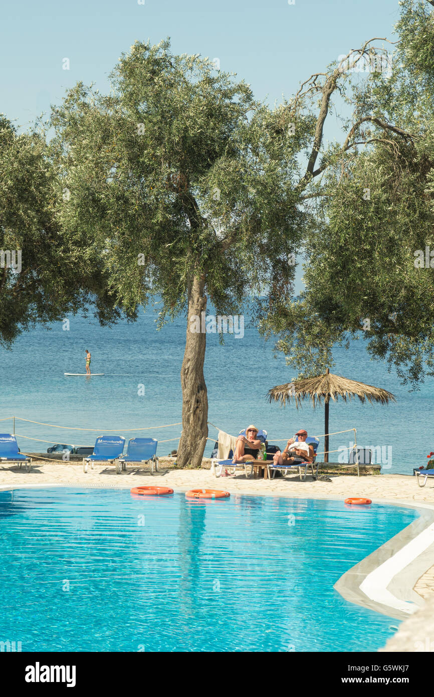 Paxos - les gens se détendre à la piscine gratuite à Bastas Manadendri Beach Taverna Monodendri, Grèce, Europe et paddle board Banque D'Images