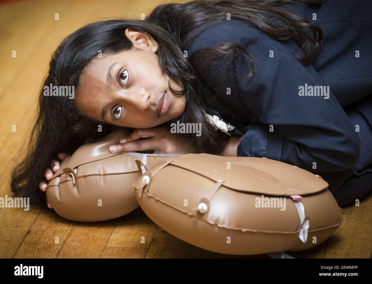 Nafisa Anjum (12 ans) de la Seven Kings Secondary School d'Ilford, au nord-est de Londres, utilise un kit de RCP de la British Heart Foundation (BHF), qui inclut le 100000e mannequin donné par BHF à une école dans le cadre de la campagne Nation of Life Savers. Banque D'Images