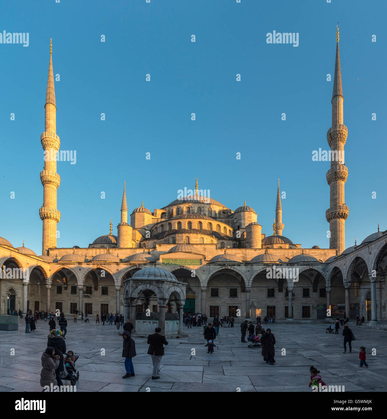 Cour intérieure du Sultan Ahmet ou Mosquée Bleue, Sultanahmet, Istanbul, Turquie Banque D'Images