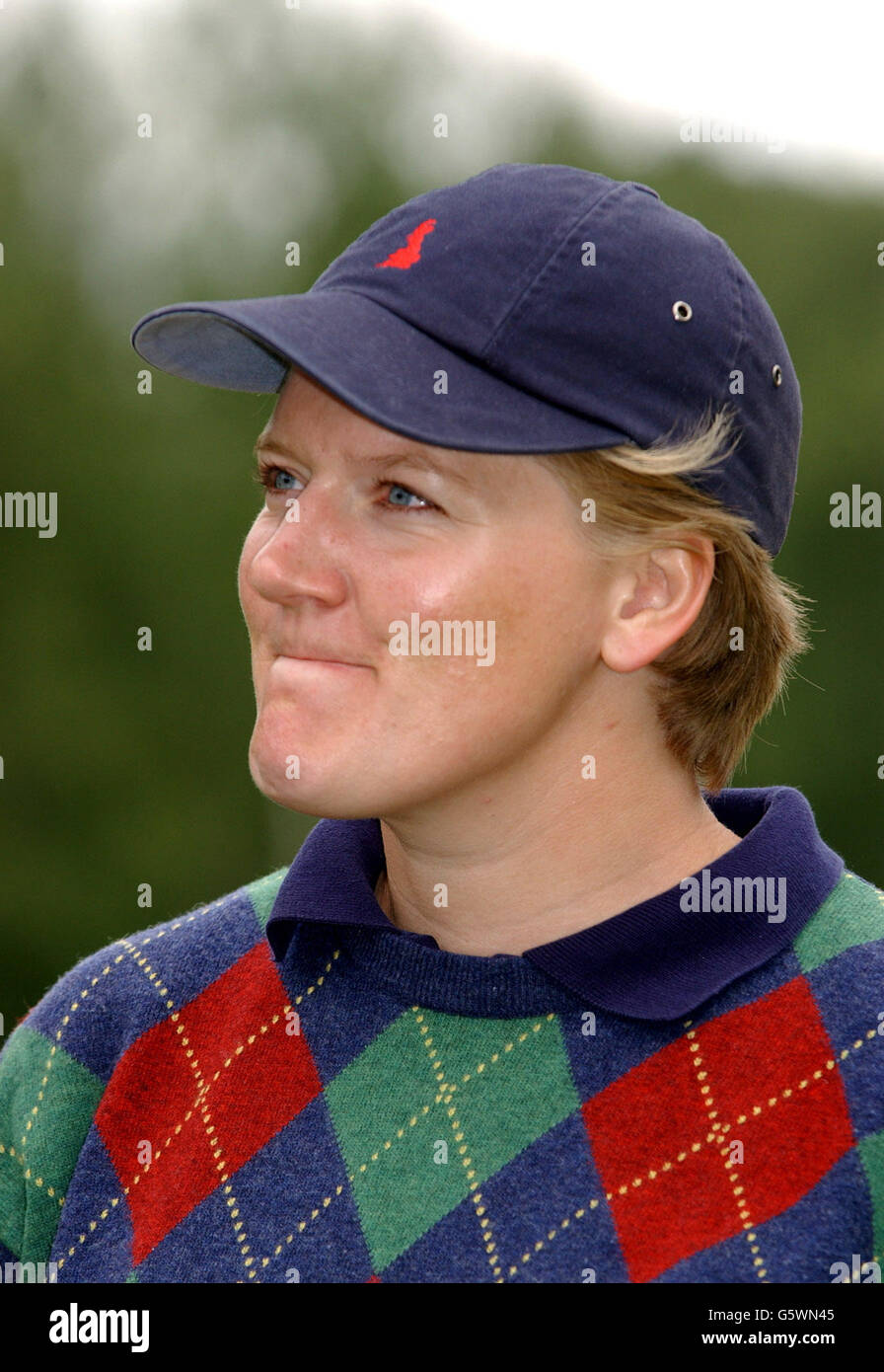 Clare Balding, présentatrice sportive, pose des photos lors de la journée de golf Bobby Moore Fund au club de golf Wentworth. Le tournoi de golf annuel avec collecte de fonds comprenait une vente aux enchères de souvenirs sportifs exclusifs et la projection de la coupe du monde d'Angleterre avec le Nigeria. Banque D'Images