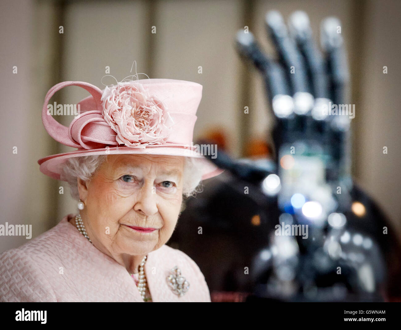 La reine Elizabeth II vues une main robotique, à l'Exhibition Center Liverpool, au cours d'une journée de combats dans la ville. Banque D'Images