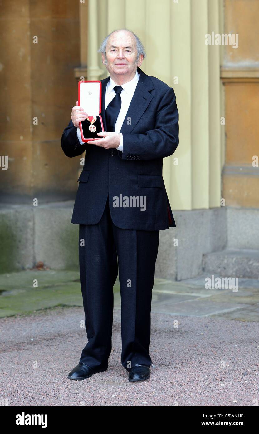 Sir Quentin Blake est fier de tenir sa chevalier, qu'il a reçu lors d'une cérémonie d'investiture au Palais de Buckingham, dans le centre de Londres. Banque D'Images