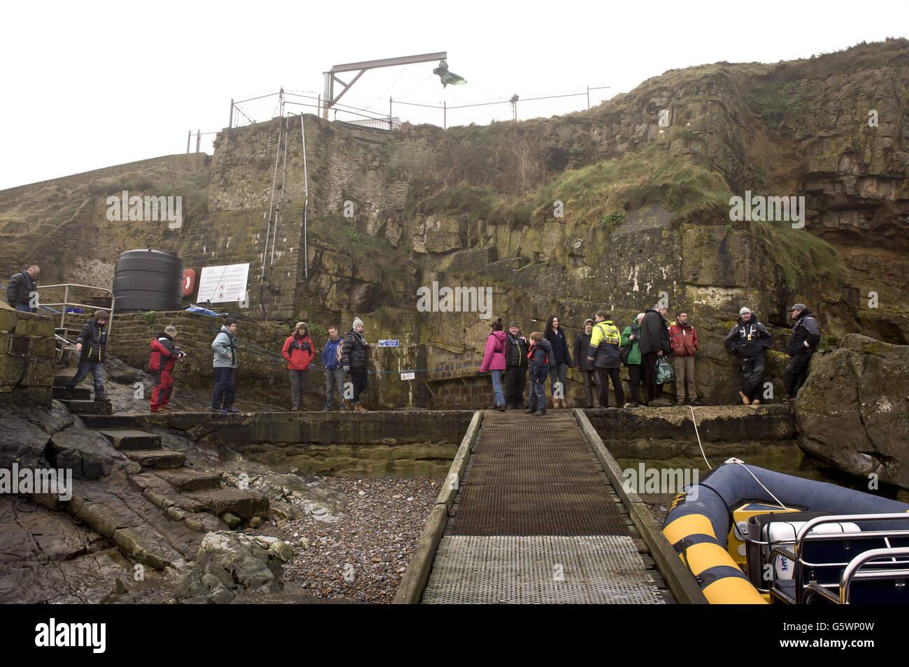 Les touristes se sont mis à la jetée pour monter à bord d'un bateau sur l'île de Flat Holm, dans le canal de Bristol. Flat Holm (Welsh: Ynys Echni) est une île calcaire dans le canal de Bristol à environ 6 km (4 miles) de Lavernock point dans la vallée de Glamourgan, mais dans la ville et le comté de Cardiff. Il inclut le point le plus au sud du pays de Galles. L'île a une longue histoire d'occupation, datant au moins des périodes anglo-saxonnes et viking. Les utilisations religieuses incluent des visites par des disciples de Saint Cadoc au 6ème siècle, et en 1835, c'était le site de la fondation de la Mission de la Manche de Bristol, qui devint plus tard le Banque D'Images