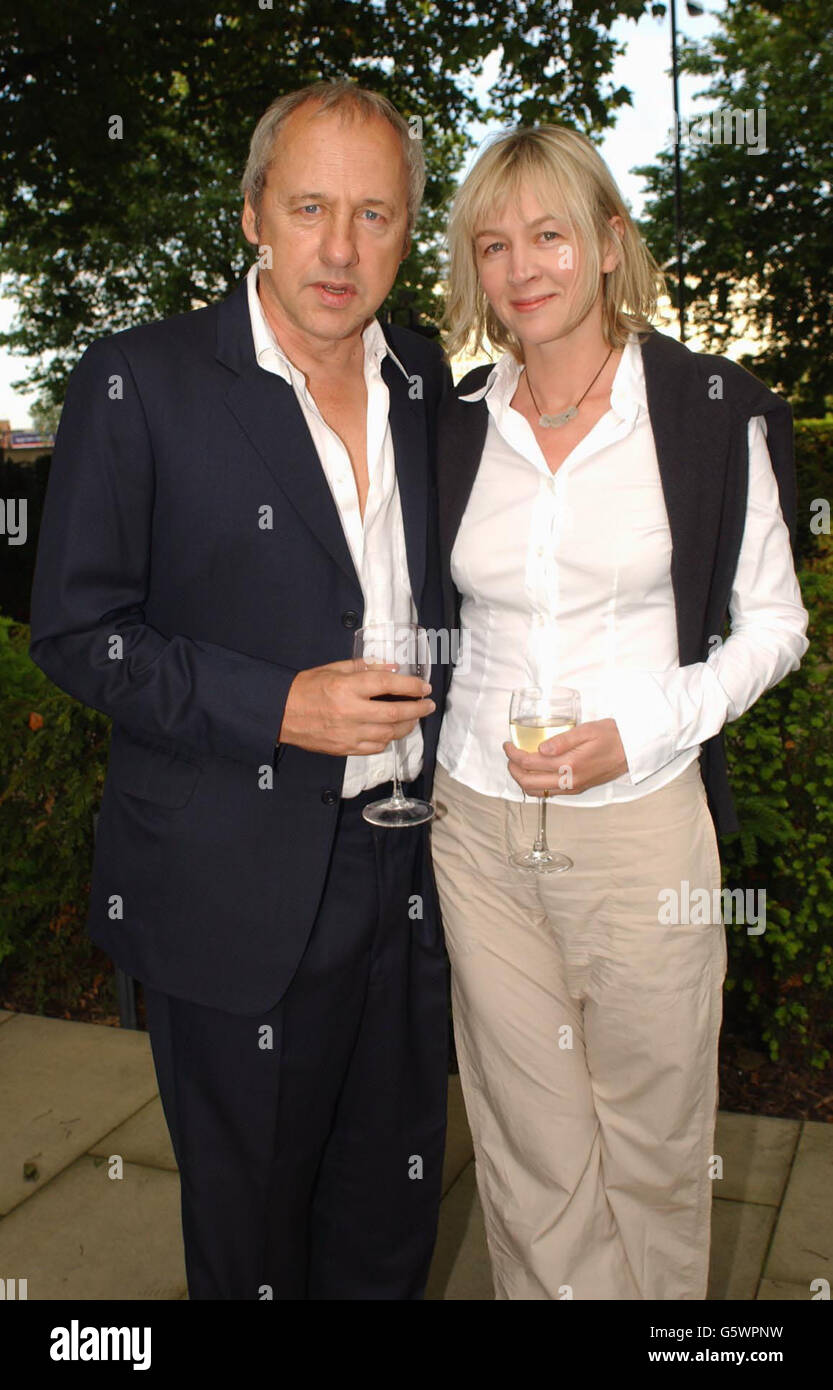 Mark Knopfler et son épouse Kitty arrivent pour une réception privée(06)