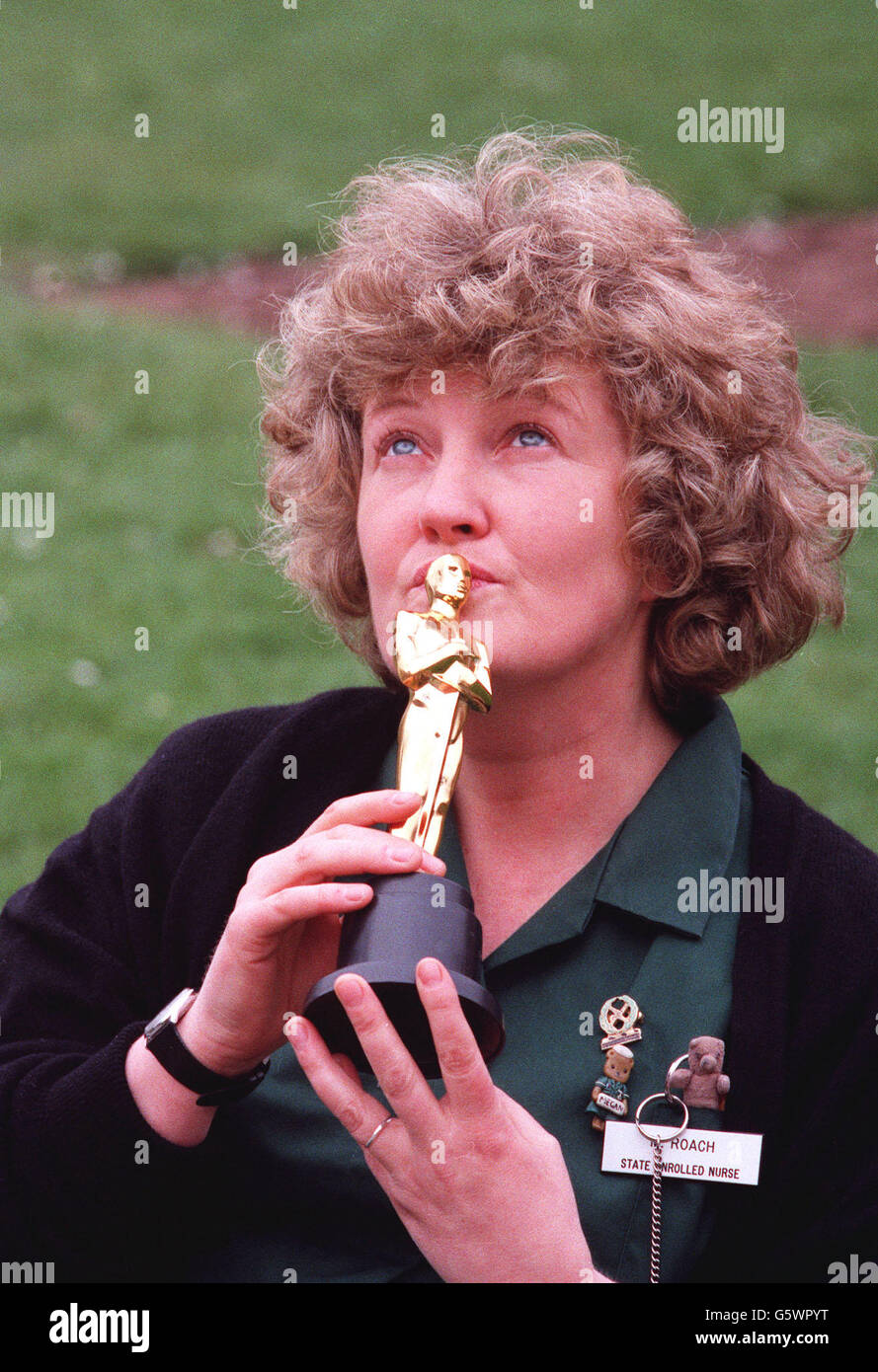 L'actrice Oscar Brenda Fricker dans son uniforme 'Casualty' entre deux prises à Bristol. Brenda a remporté son Oscar pour sa performance en tant que mère de la victime de paralysie cérébrale Christy Brown dans le film « My Left foot ». Banque D'Images