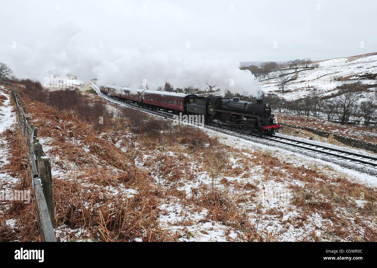 La locomotive de Green Knight se rend le long du chemin de fer des Moors du North Yorkshire, à l'extérieur de Goathland, après une légère couverture de neige. Banque D'Images