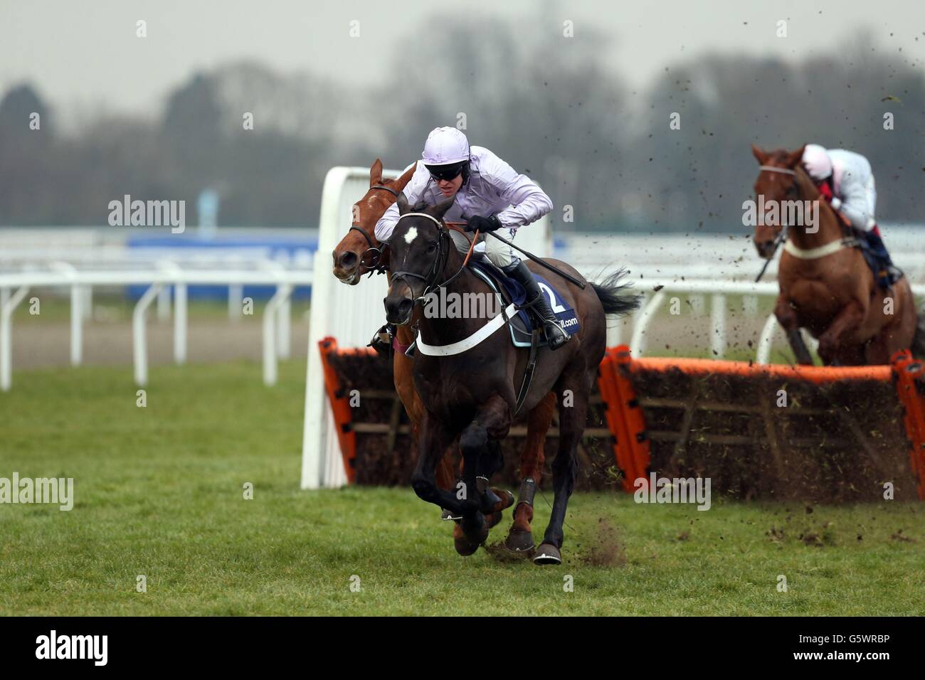 Forgotten Voice, monté par Barry Geraghty (à droite), remporte la William Hill Dovecote Novices Hurdle Race pendant la course plus Chase Day à l'hippodrome de Kempton Park. Banque D'Images