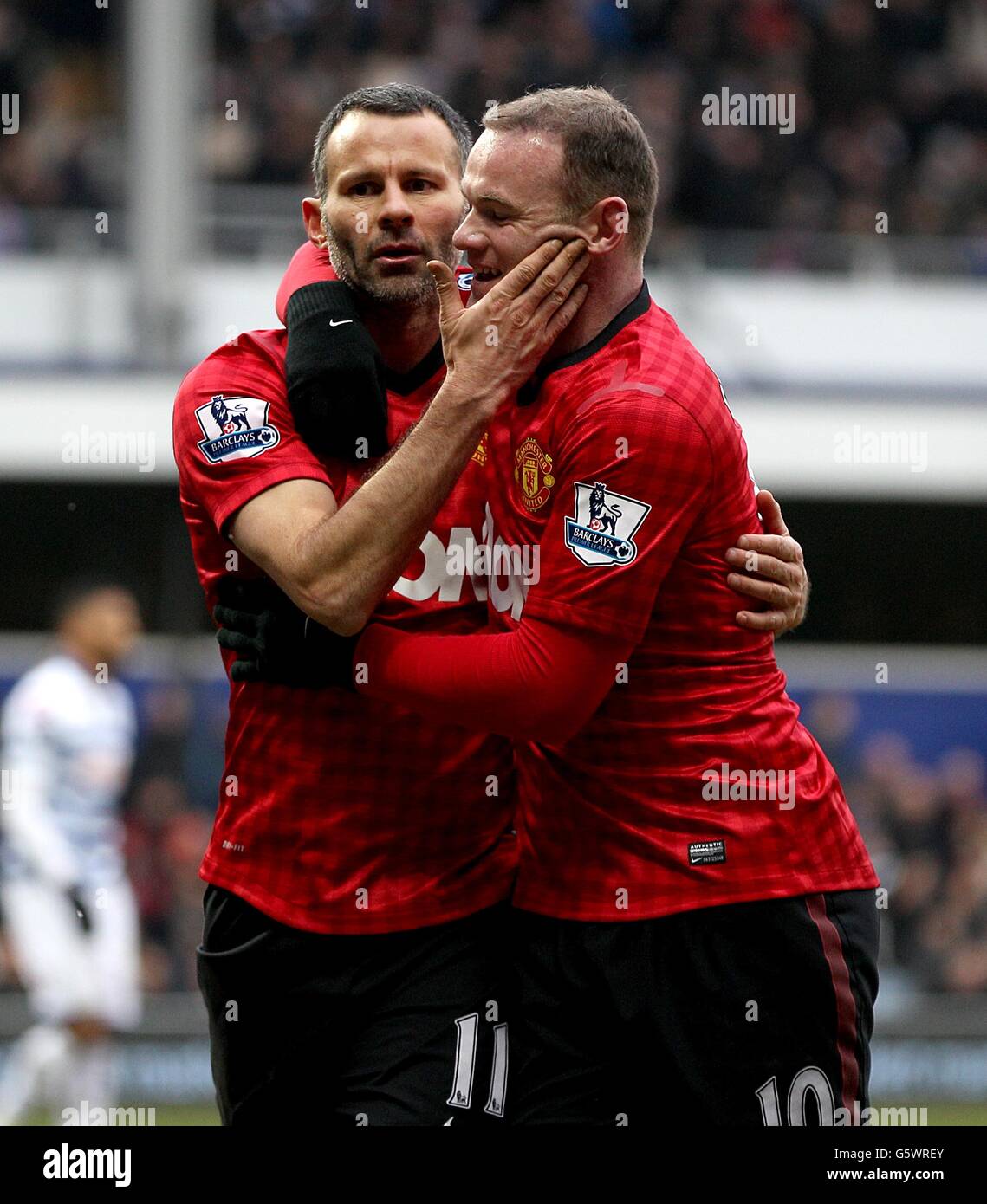 Soccer - Barclays Premier League - Queens Park Rangers v Manchester United - Loftus Road.Ryan Giggs (à gauche) de Manchester United célèbre avec le coéquipier Wayne Rooney après avoir marqué le deuxième but de son match Banque D'Images