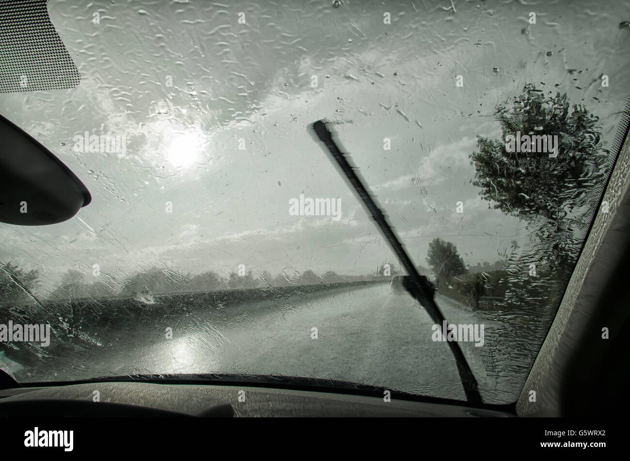 Essuie-glace par l'action avec une forte pluie Photo Stock - Alamy