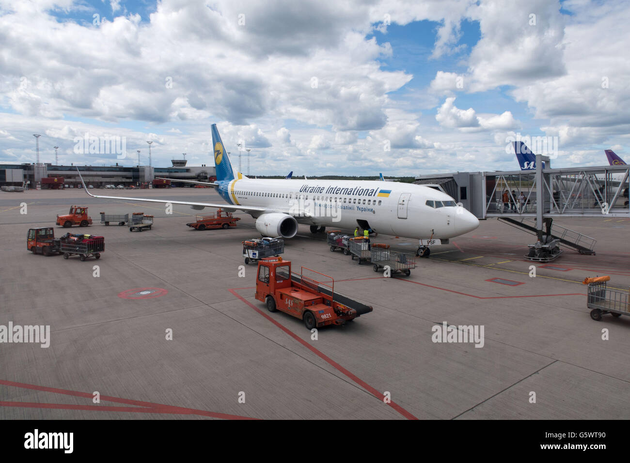 Une Ukraine International Airlines avion est déchargé à l'aéroport de Stockholm Arlanda Banque D'Images
