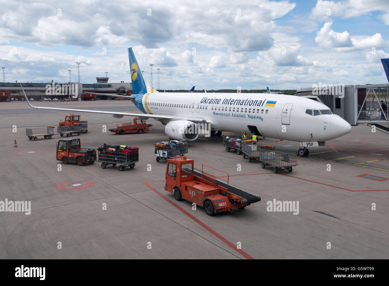 Une Ukraine International Airlines avion est déchargé à l'aéroport de Stockholm Arlanda Banque D'Images