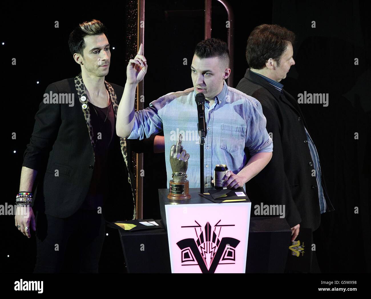 Matt Helders des Arctic Monkeys reçoit le prix de la meilleure vidéo sur scène lors des NME Awards 2013, au Troxy, Londres. Banque D'Images