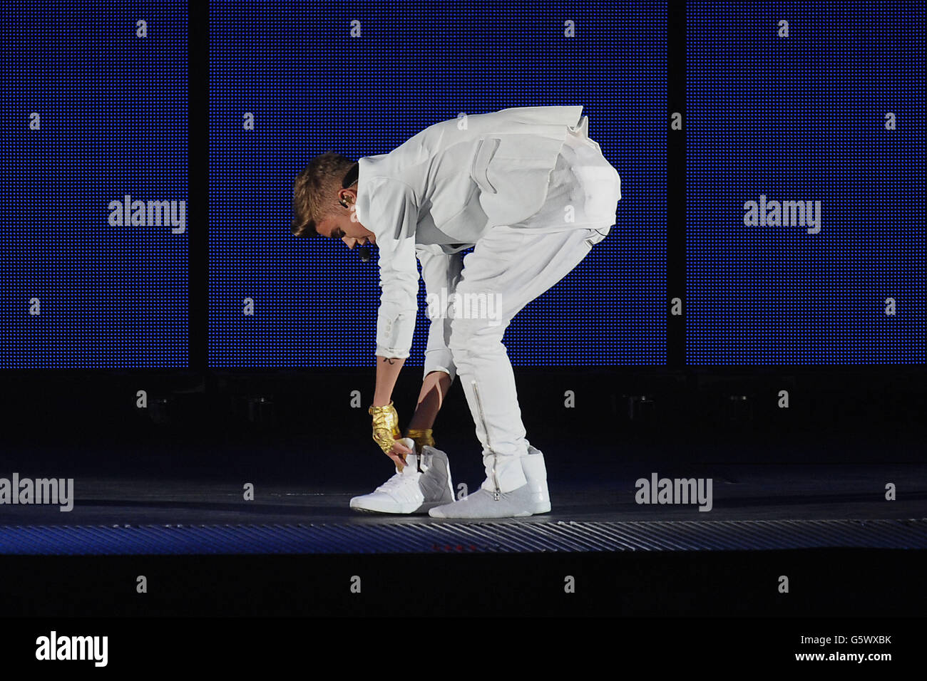 Justin Bieber en concert - Birmingham.Justin Bieber a du mal avec ses chaussures lorsqu'il se produit à la NIA pendant la partie Birmingham de son UK Tour. Banque D'Images