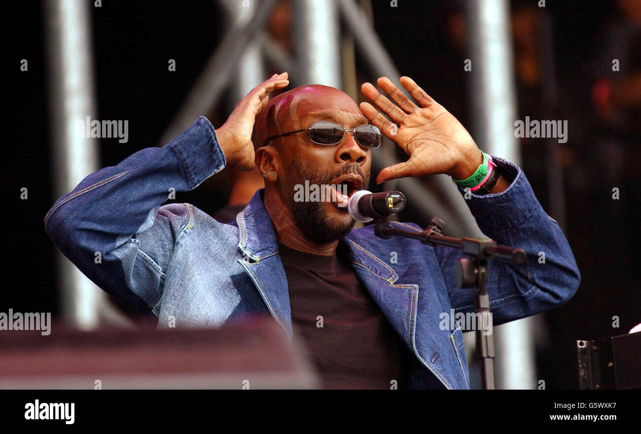 Isaac Hayes se produit sur la Pyramid Stage, au cours de la dernière journée du Glastonbury Festival dans le Somerset. Banque D'Images