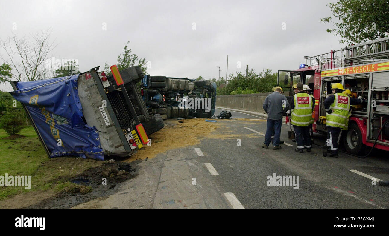 La scène à Lawford, près de Manningtree, dans l'Essex, après qu'un train de marchandises a frappé, dans un camion qui avait quitté la route et s'est écrasé sur la ligne. Un porte-parole de la police des transports britannique a déclaré que le conducteur du camion a été blessé dans l'incident, bien qu'il ne soit pas immédiatement clair à quel point il était sérieux. Les gens qui se sont rendus sur les lieux près de Manningtree, dans l'Essex, ont déclaré que les services d'urgence ont été appelés après que le camion ait fini sur la piste. Mais le train est alors arrivé et s'est écrasé dans le camion. Banque D'Images