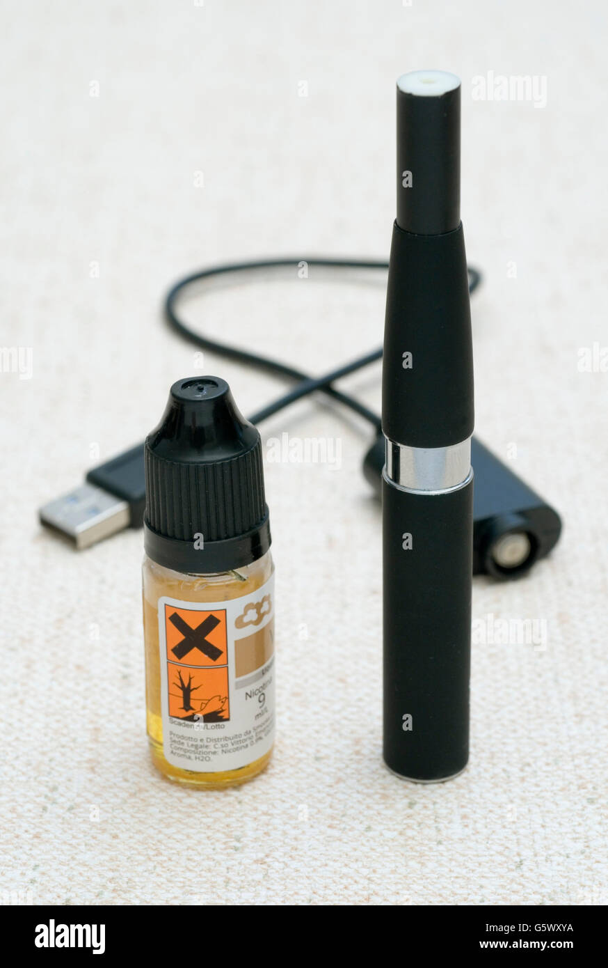 Electronic cigarette charger liquid Banque de photographies et d'images à  haute résolution