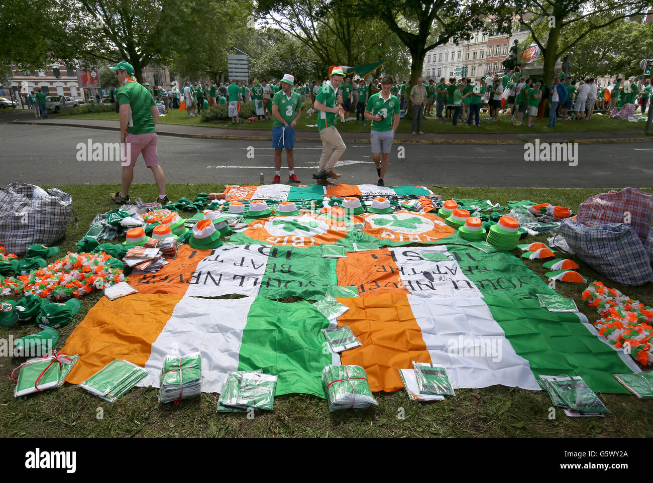 République d'Irlande fans regarder la marchandise à vendre à Lille avant l'Euro 2016, Groupe E match au Stade Pierre Mauroy, Lille. ASSOCIATION DE PRESSE Photo. Photo date : mercredi 22 juin 2016. Voir l'ACTIVITÉ DE SOCCER Histoire République. Crédit photo doit se lire : Chris Radburn/PA Wire. RESTRICTIONS : Utiliser l'objet de restrictions. Usage éditorial uniquement. Les ventes de livres et de magazines autorisée s'est pas uniquement consacré à chaque joueur/équipe/match. Pas d'utilisation commerciale. Appelez le  +44 (0)1158 447447 pour de plus amples informations. Banque D'Images