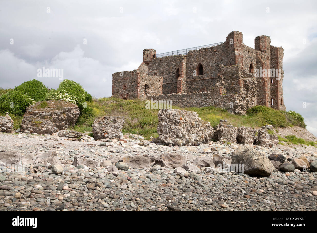 Les ruines de château de Piel debout sur les rives du stony Piel Island au large de la péninsule de Furness en Cumbria, Angleterre. Banque D'Images