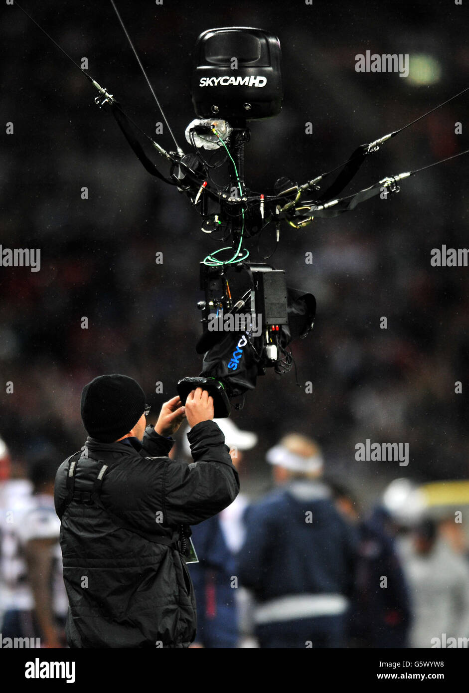 American football - NFL International Series 2012 - St Louis Rams / New England Patriots - Wembley Stadium. Un technicien nettoie la pluie de la Sky Cam Banque D'Images