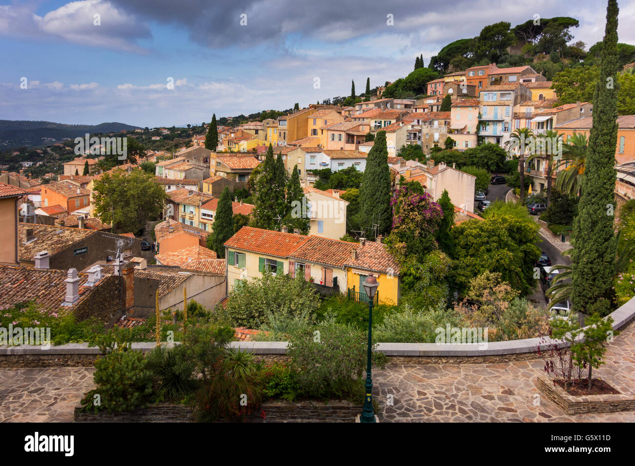 Vue sur une ville méditerranéenne de Bormes-Les-Mimosas, Var, Provence-Alpes-Côte d'Azur, France Banque D'Images