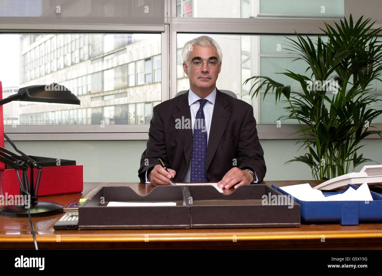 Alistair Darling, nouveau secrétaire aux Transports, pose une photo au sein du ministère des Transports, dans le centre de Londres. M. Darling prend la relève de Stephen Byers qui a annoncé sa démission du poste après un ténurehip troublé du poste. Banque D'Images